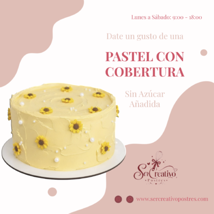 Pastel de Chocolate con Cobertura Amarilla y Flores
